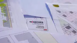 Ausschnitt verschiedener Vermessungsunterlagen mit dem gut sichtbaren Kontaktfeld des Vermessungsbüros Henschke aus Dresden